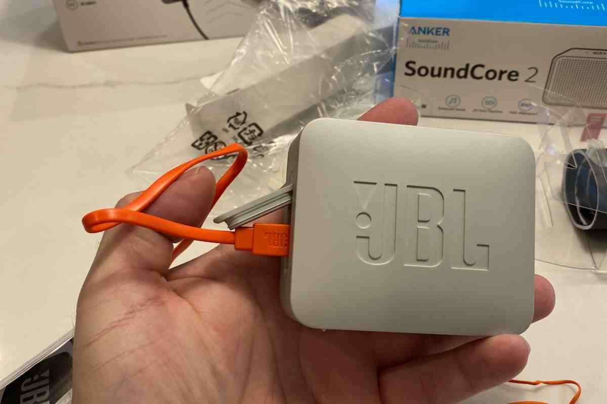 Mange farlige situationer høflighed Spanien How Do I Know If My JBL Go 2 Speaker Is Fully Charged? (Answered!) - The  Gadget Buyer | Tech Advice
