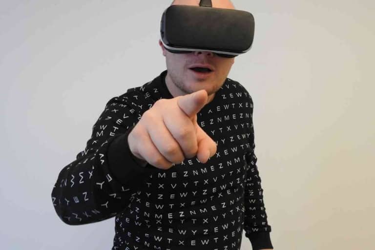 How To Pair Oculus Quest To Your Phone [SOLVED!]