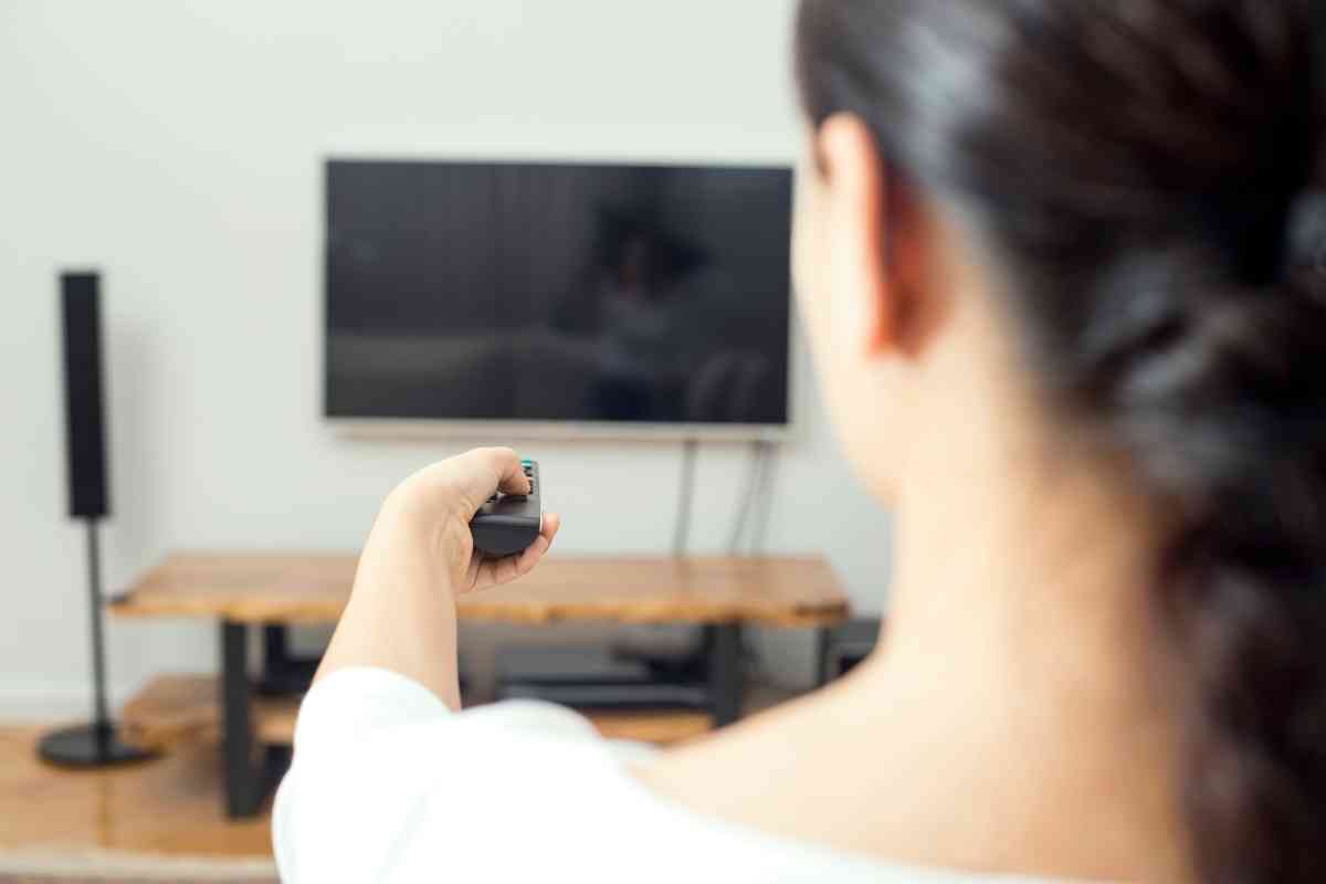 TCL Roku TV Keeps Restarting? [DO THIS FIRST] - The Gadget Buyer | Tech