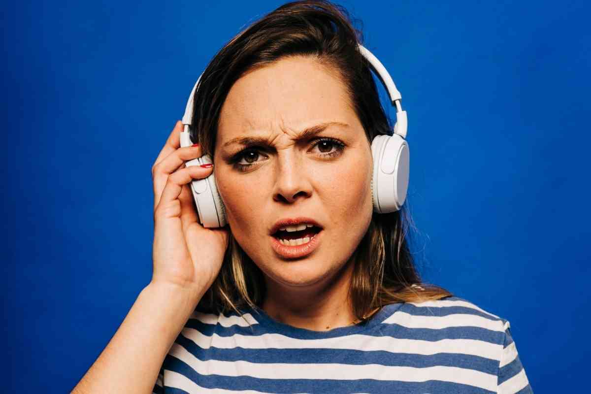 Why Do My JBL Headphones Keep Turning Off? Fixed! The Gadget Buyer