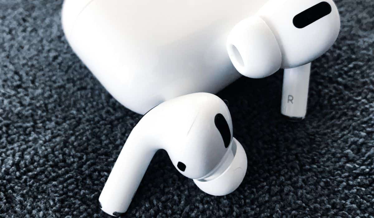 Spatial Audio Feature In AirPods Pro: What It Is And How To Use It ...