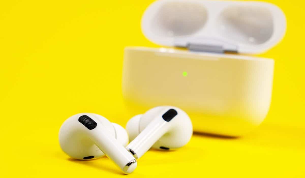 airpods pro 3 case features