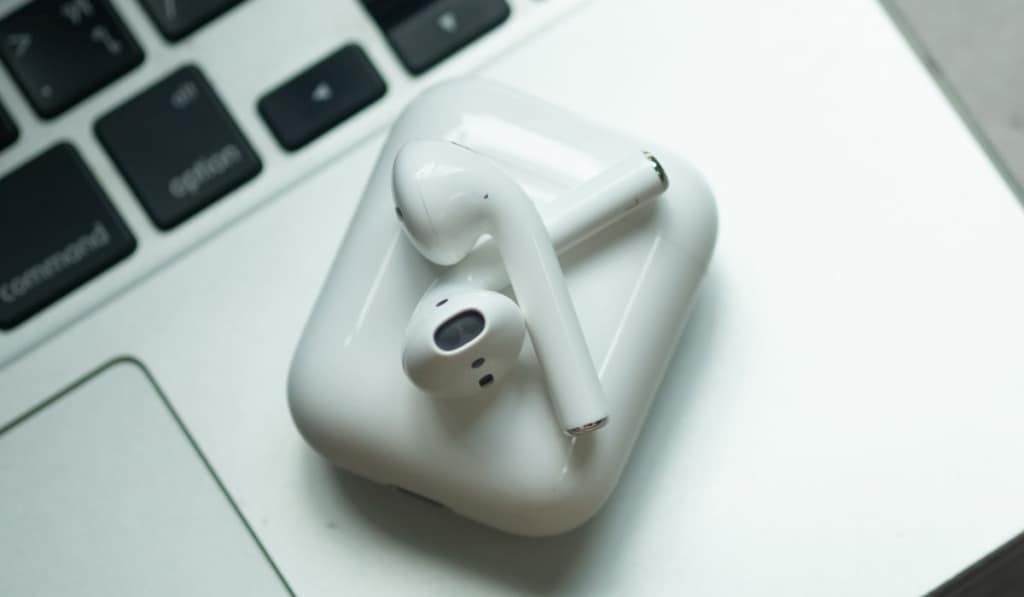 Airpods put on Apple Macbook Pro