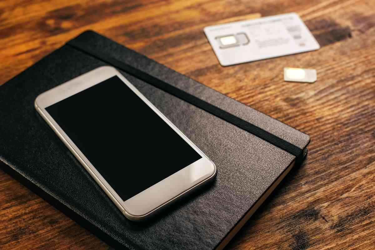 Are Straight Talk And TracFone The Same? Compared! - The Gadget Buyer