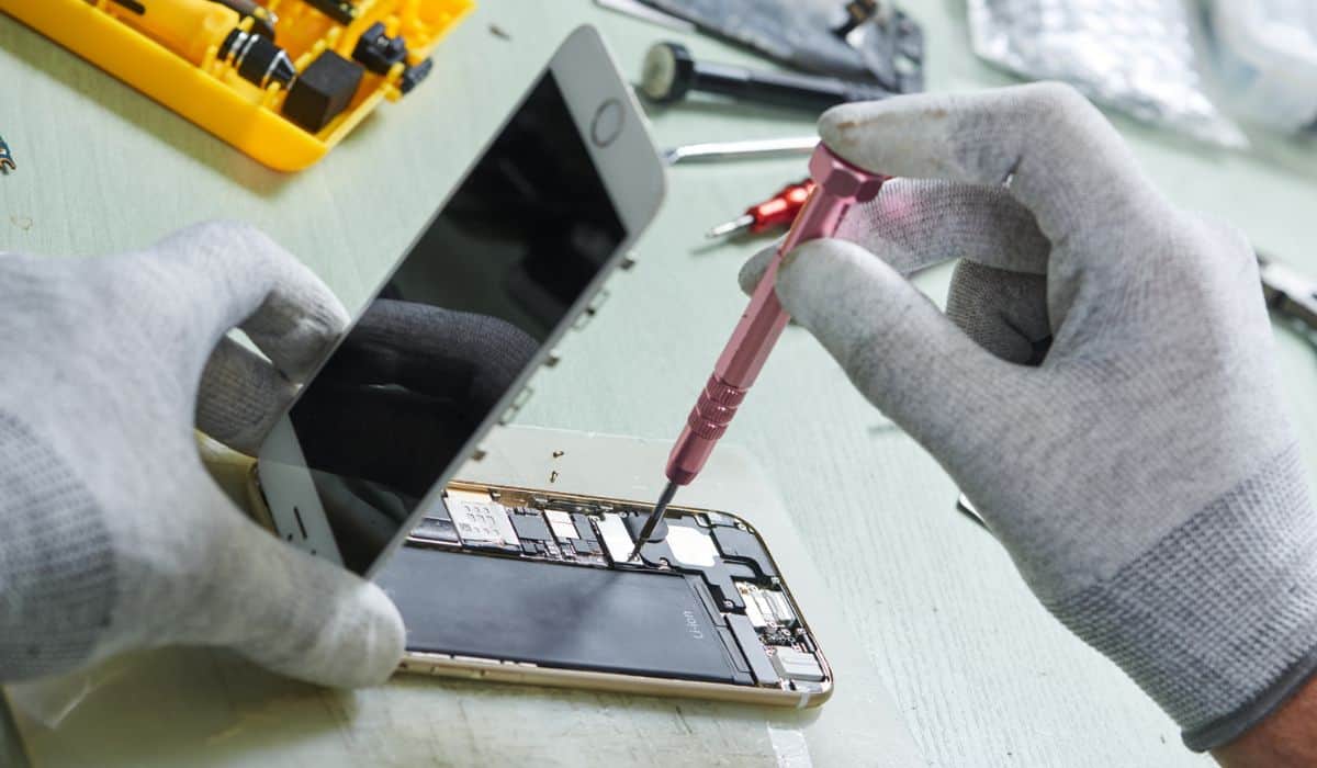 iphone-battery-replacement-process-and-cost-the-gadget-buyer-tech