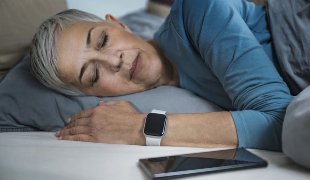 Using Smart Phone and Smart Watch to Improve her Sleeping Habits