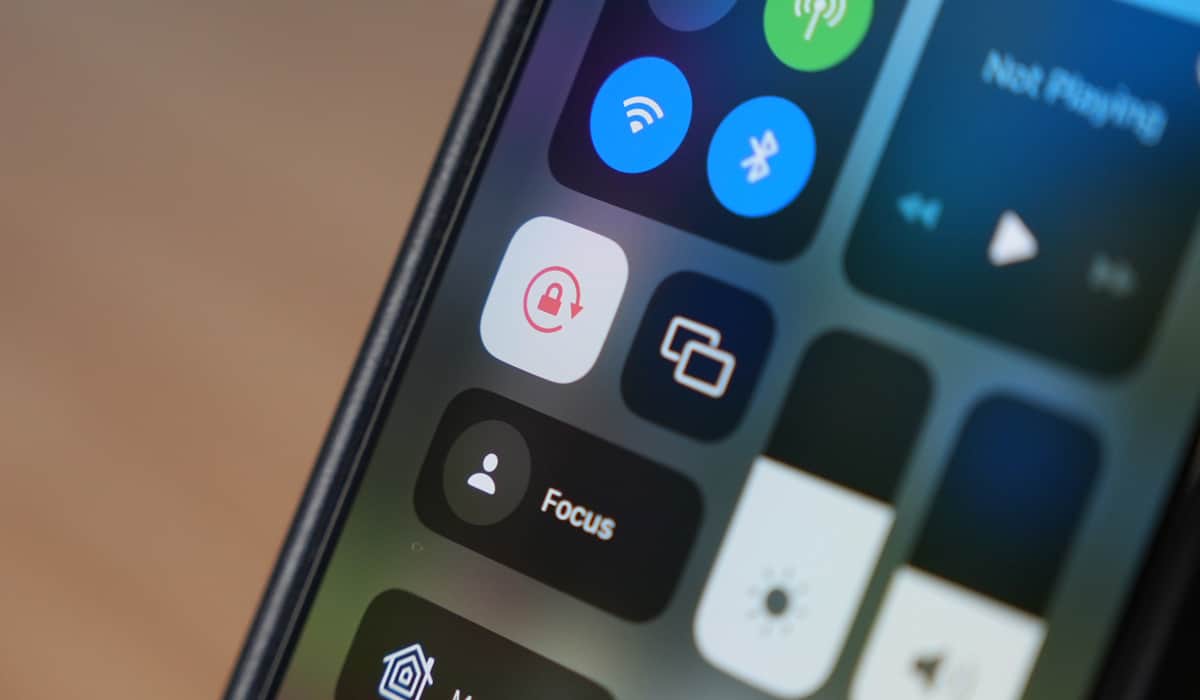 explaining-the-lock-icon-on-iphone-screen-and-how-to-remove-it-the