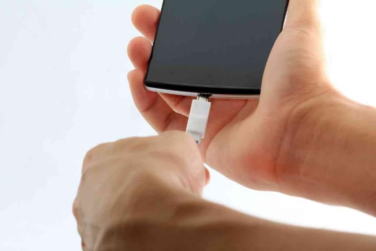 4 Reasons Why Your Charger Won’t Fit Into Your iPhone
