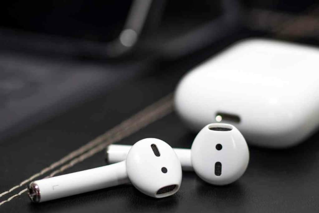 AirPods and AirPods Pro Comparison