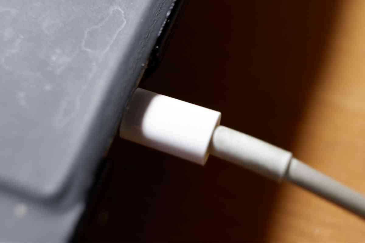 3 Reasons Why Your IPhone Beeps When You Plug It Into A Laptop The