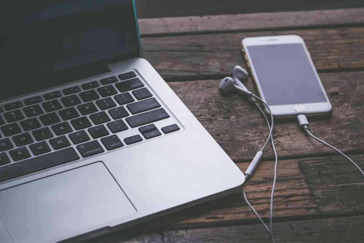 3-reasons-why-your-iphone-beeps-when-you-plug-it-into-a-laptop-the