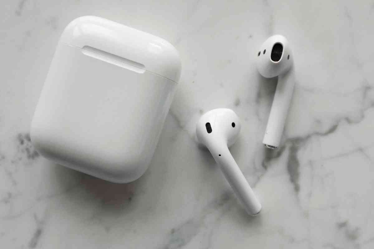 What Does Airpods Red Light Mean? The Gadget Buyer Tech Advice