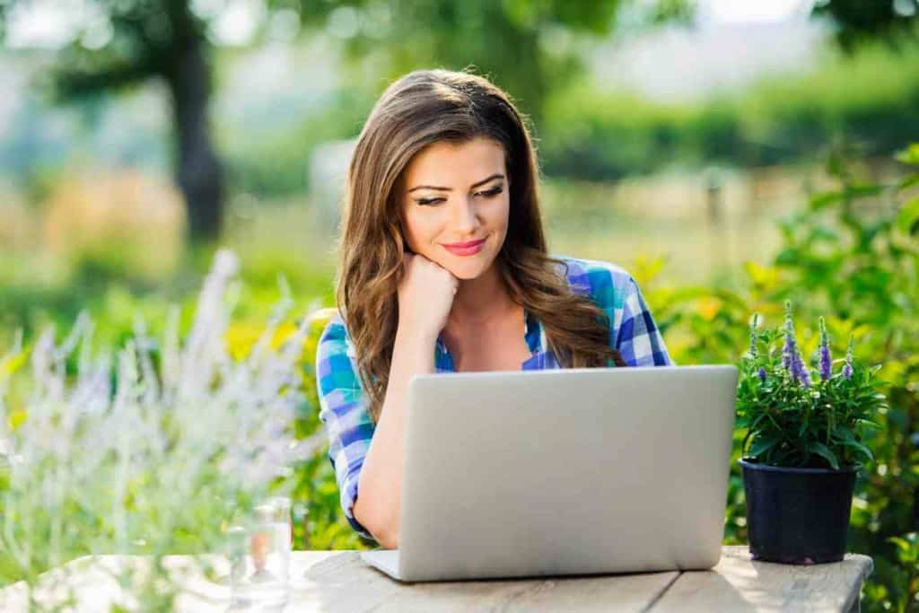 best laptop for sunlight 1 Best Laptop Screen for Sunlight: Top Picks for Clear Visibility Outdoors